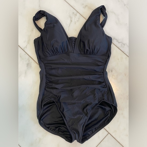 Eddie Bauer Other - Eddie Bauer women’s black one piece w/molded cups & flattering ruching size 10